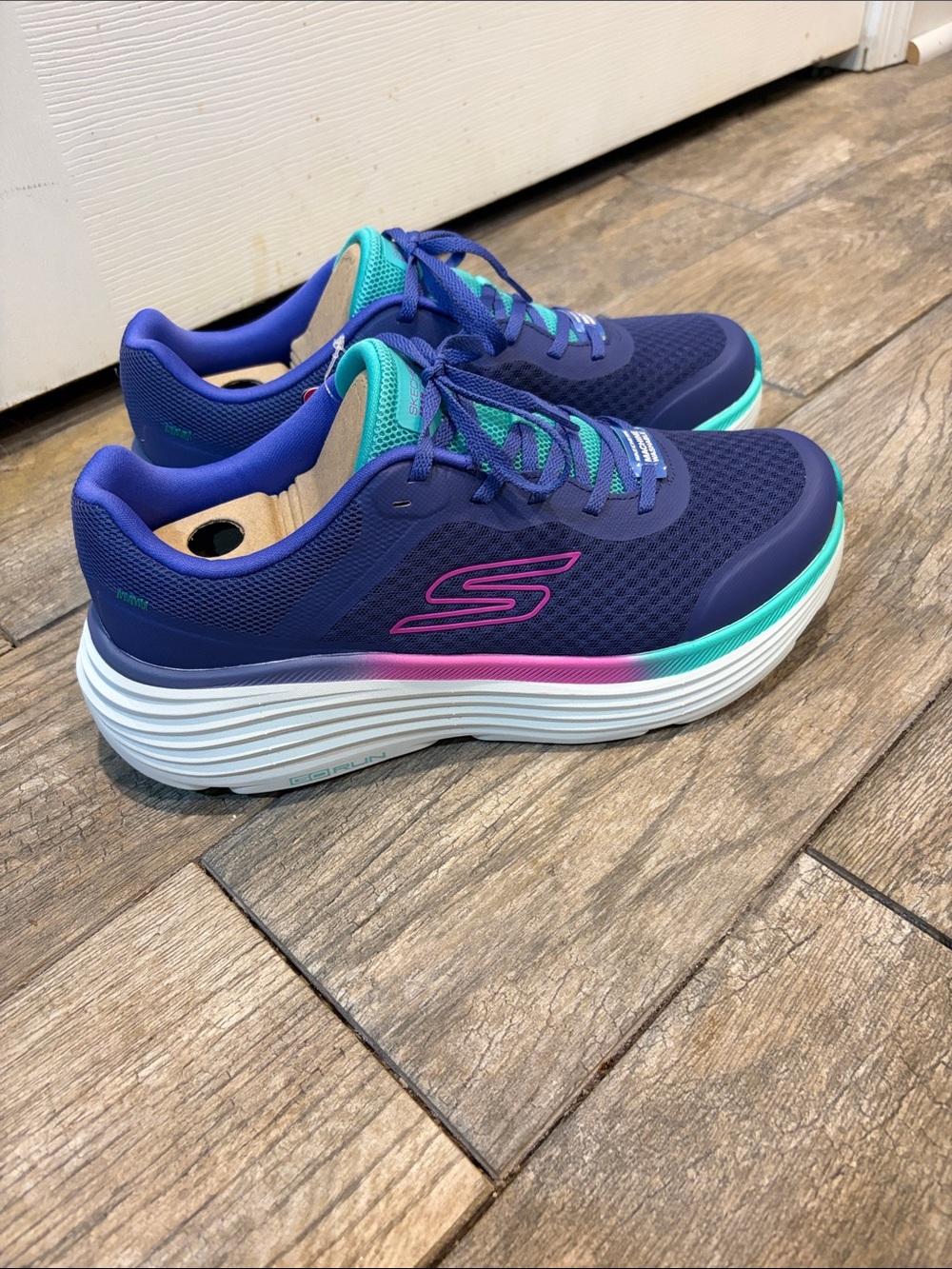 Skechers Max Cushioning Endeavor Sneakers Women’s size 11 wide